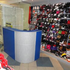 4. №116. Стійка ресепшн продавця у спортивний магазин.JPG