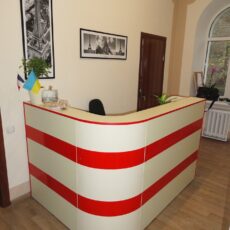 1. №139. Ресепшн стійка адміністратора в школу французької мови.JPG
