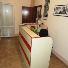 3. №139. Ресепшн стійка адміністратора в школу французької мови.JPG